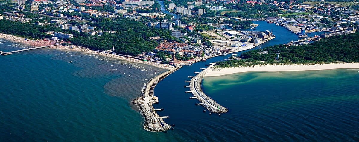 1200px-Kołobrzeg,_wejście_do_portu_-_panoramio.jpg